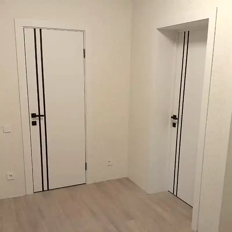 Межкомнатная дверь L-3 ковентри с черным молдингом и черной кромкой2